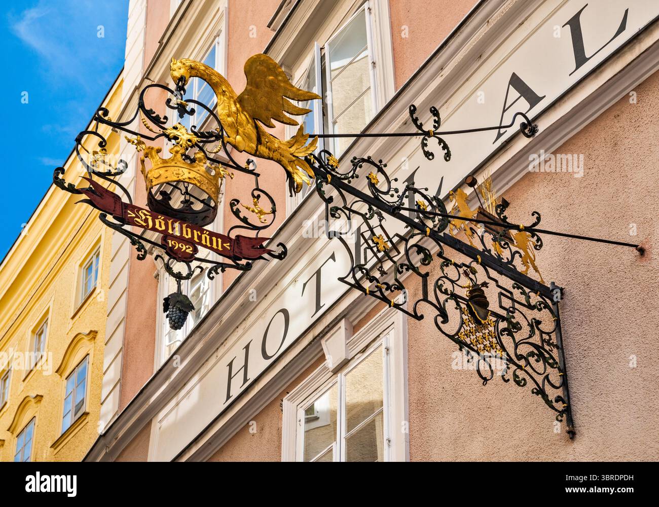 Insegna in ferro battuto, presso il Radisson Blu Hotel Altstadt, a Judengasse, Altstadt, centro storico della città di Salisburgo, Austria Foto Stock