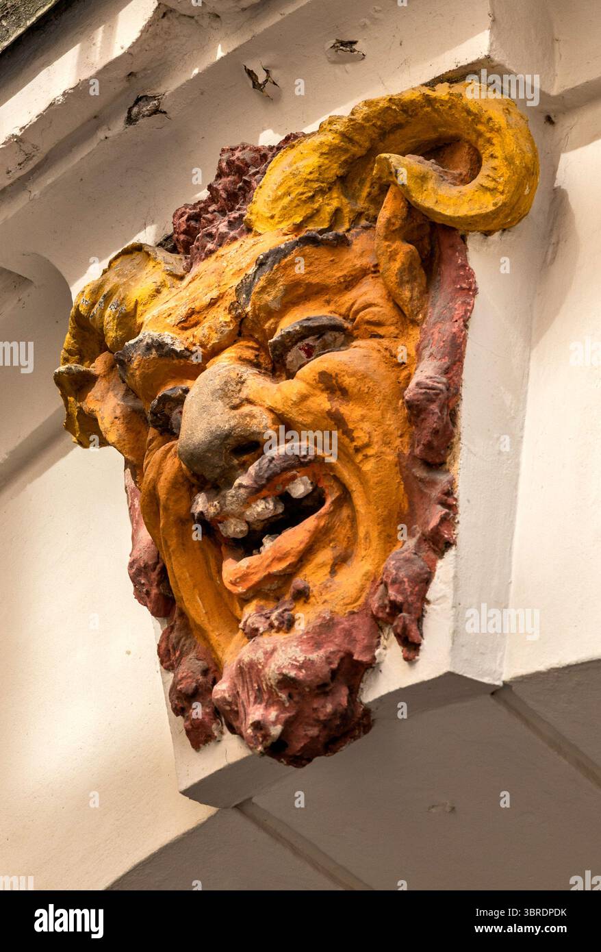 Scultura del Diavolo all'ingresso del Radisson Blu Hotel Altstadt, in Judengasse, Altstadt, centro storico della città di Salisburgo, Austria Foto Stock