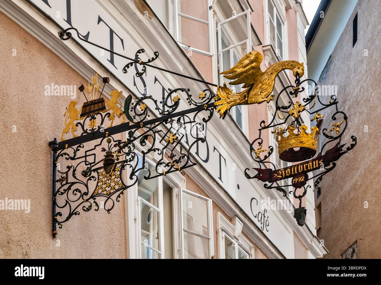 Insegna in ferro battuto, presso il Radisson Blu Hotel Altstadt, a Judengasse, Altstadt, centro storico della città di Salisburgo, Austria Foto Stock
