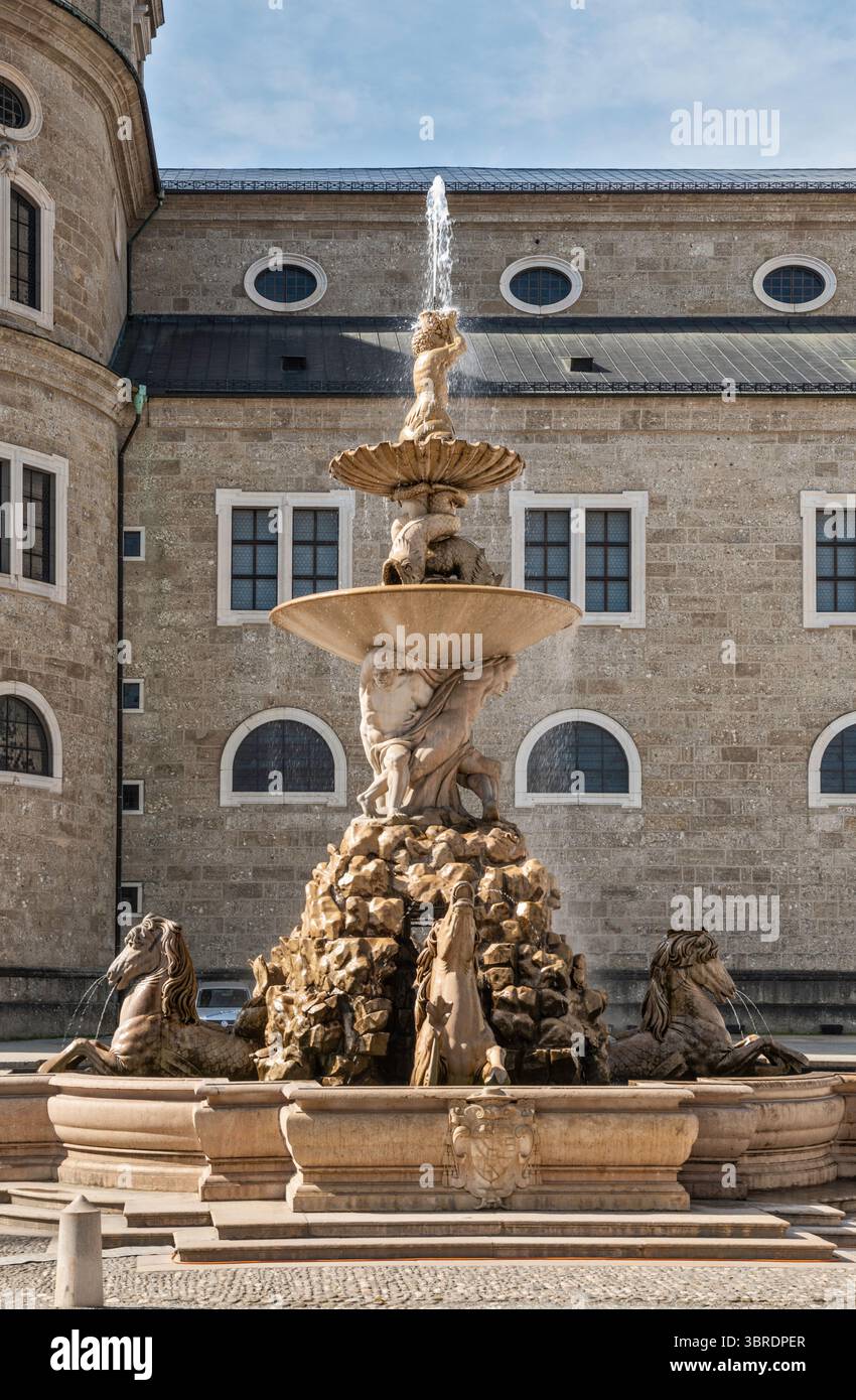 Residenzbrunnen, fontana a Residenzplatz, 1661, stile barocco, Altstadt, centro storico della città di Salisburgo, Austria Foto Stock