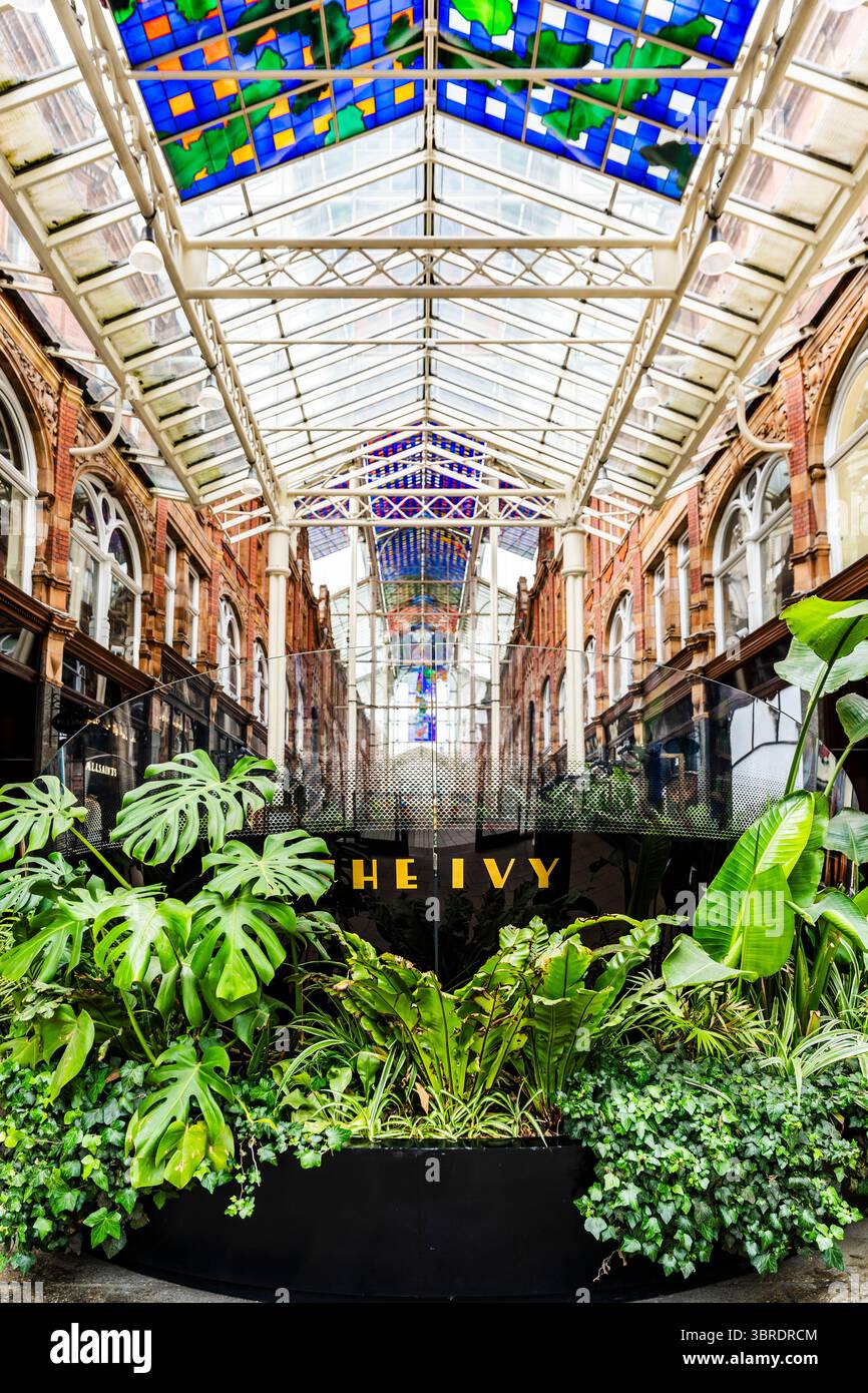 Vista interna della Queen's Arcade, elegante galleria di negozi vittoriana costruita nel 1889 per celebrare il giubileo della regina Vittoria, con tetto in vetro, Leeds, Inghilterra Foto Stock