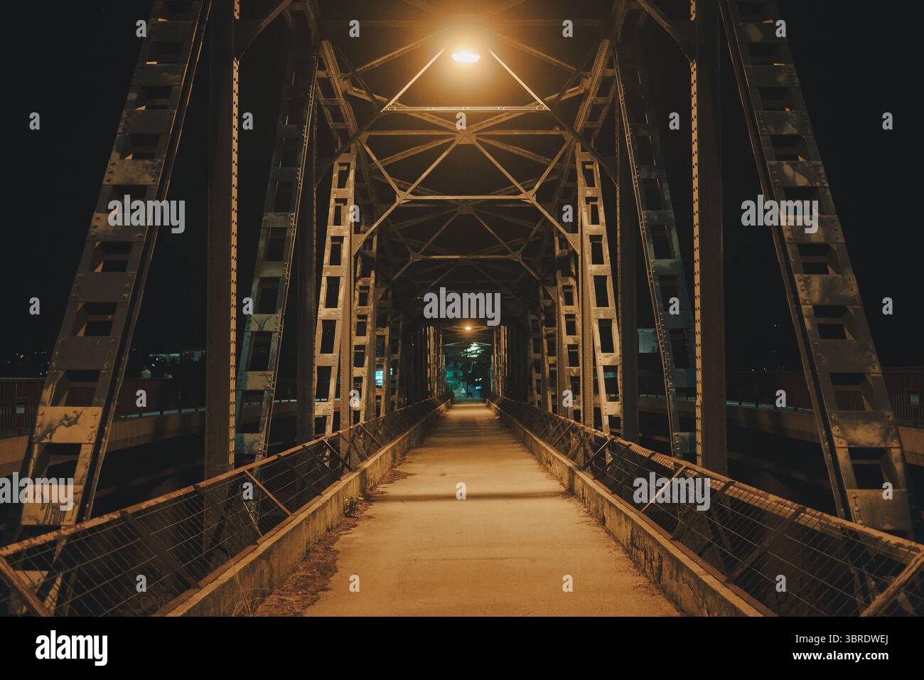 Vecchio ponte pedonale, scena notturna. Foto Stock