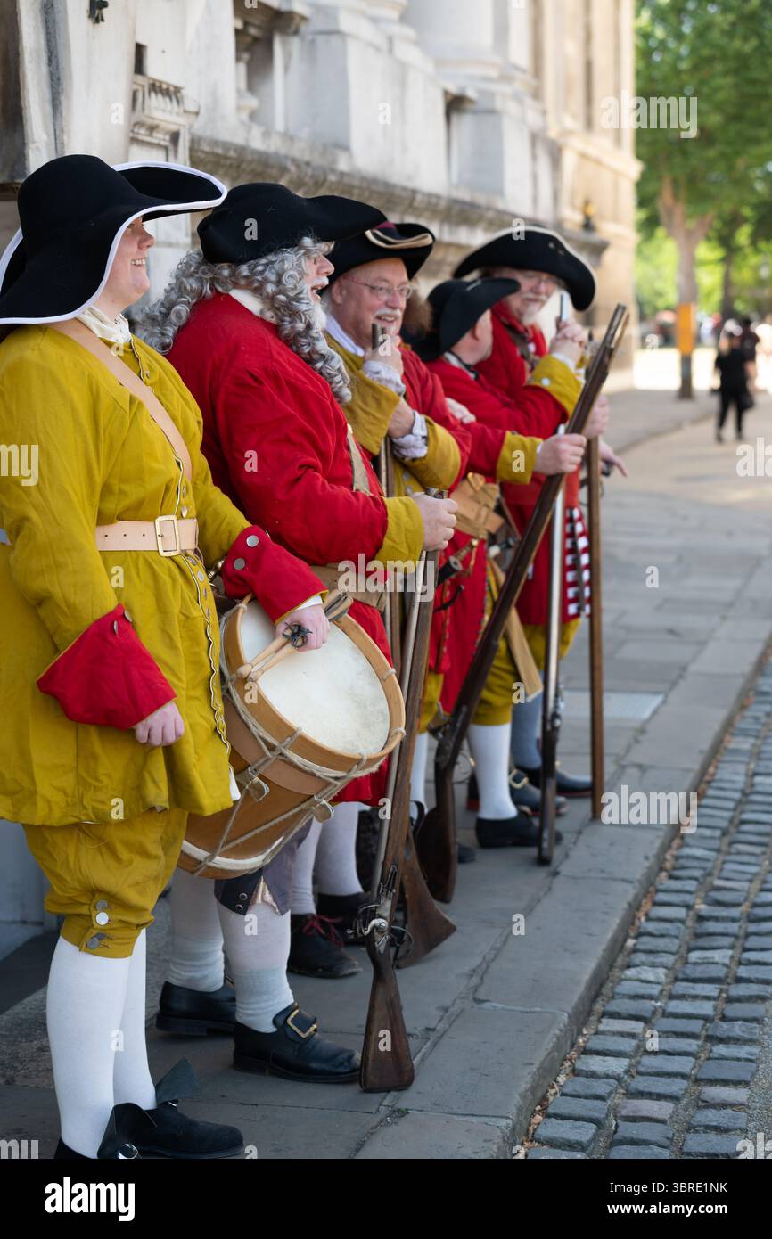 Londra, Regno Unito, 12 luglio 2025, i Pirati sciamano l'Old Royal Naval College per un fine settimana di Golden Age of Pirracy che termina il 13 luglio. Dai miti dei pirati nella sala dipinta a una dimostrazione di spada del XVIII secolo e molta musica da Green Matthews., Andrew Lalchan Photography/Alamy Live News Foto Stock