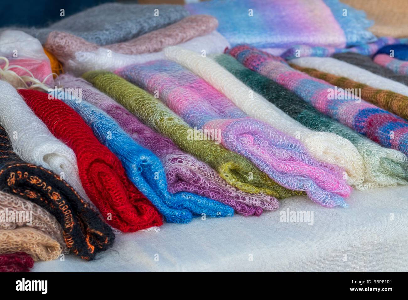 Scialli tessuti a mano in mostra nel negozio Foto Stock