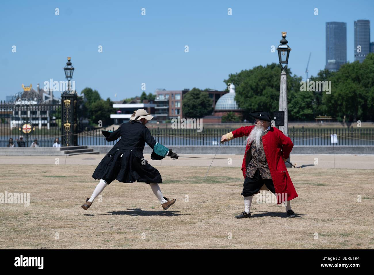 Londra, Regno Unito, 12 luglio 2025, i Pirati sciamano l'Old Royal Naval College per un fine settimana di Golden Age of Pirracy che termina il 13 luglio. Dai miti dei pirati nella sala dipinta a una dimostrazione di spada del XVIII secolo e molta musica da Green Matthews., Andrew Lalchan Photography/Alamy Live News Foto Stock