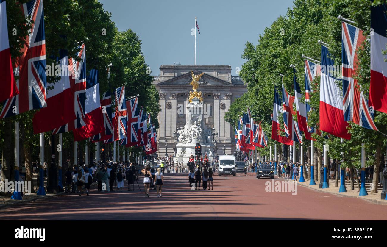 Londra, Regno Unito. Bandiere inglesi e francesi fiancheggiano il Mall nel centro di Londra per la visita del presidente francese Emmanuel Macron dal 8-10 luglio 2025. Foto Stock