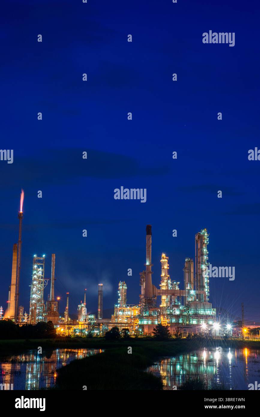 Raffineria di petrolio industria degli impianti di benzina a gas con serbatoio greggio, fornitura di benzina e fabbrica chimica. Manufa della raffineria di petrolio dell'industria pesante del combustibile al barile di petrolio Foto Stock