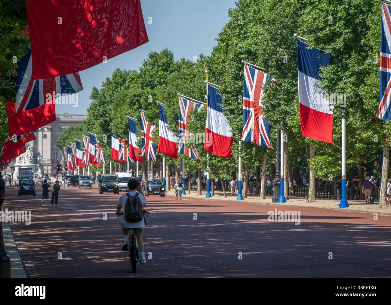 Londra, Regno Unito. Bandiere inglesi e francesi fiancheggiano il Mall nel centro di Londra per la visita del presidente francese Emmanuel Macron dal 8-10 luglio 2025. Foto Stock