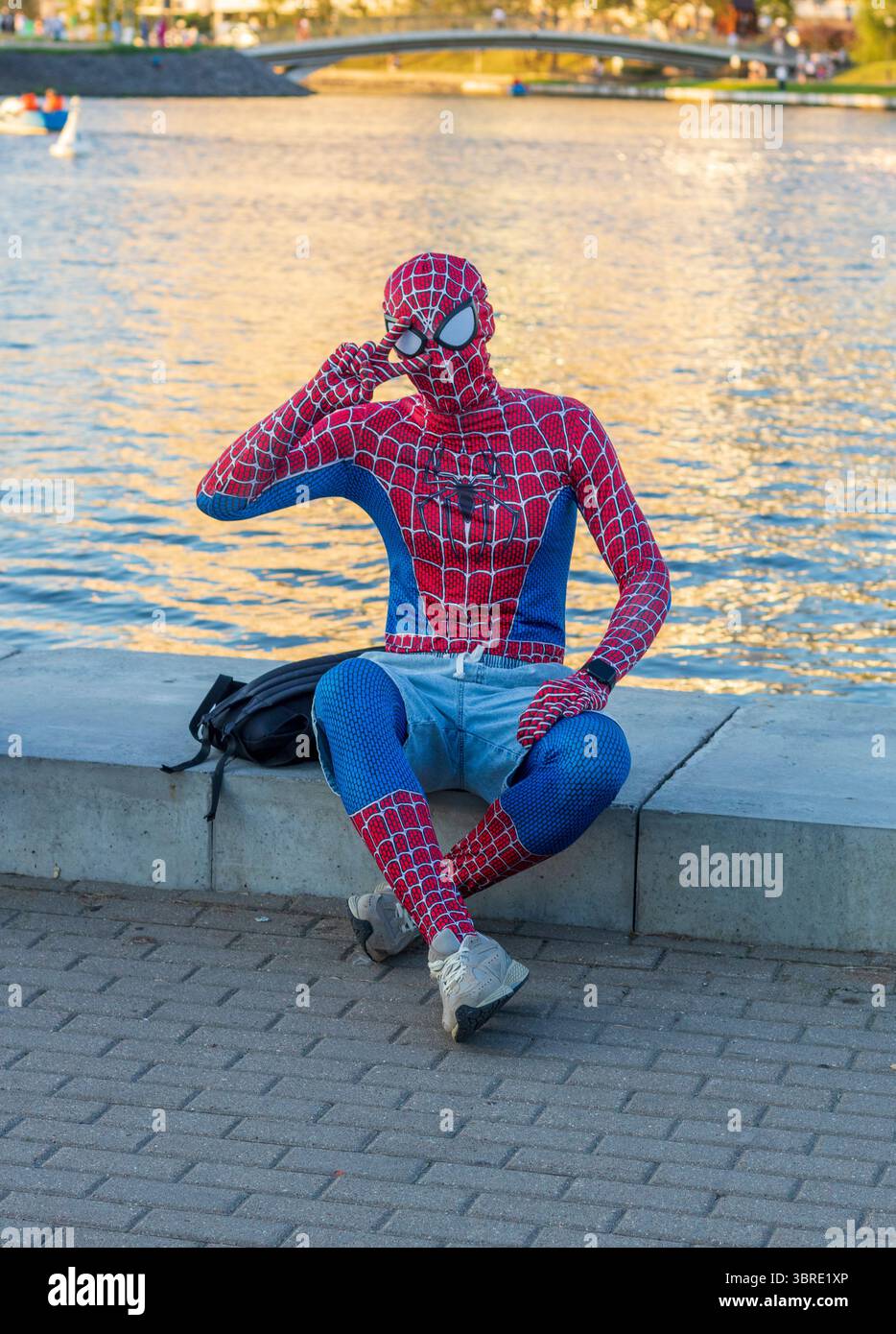 Persona in costume da uomo ragno che posa per l'immagine Foto Stock