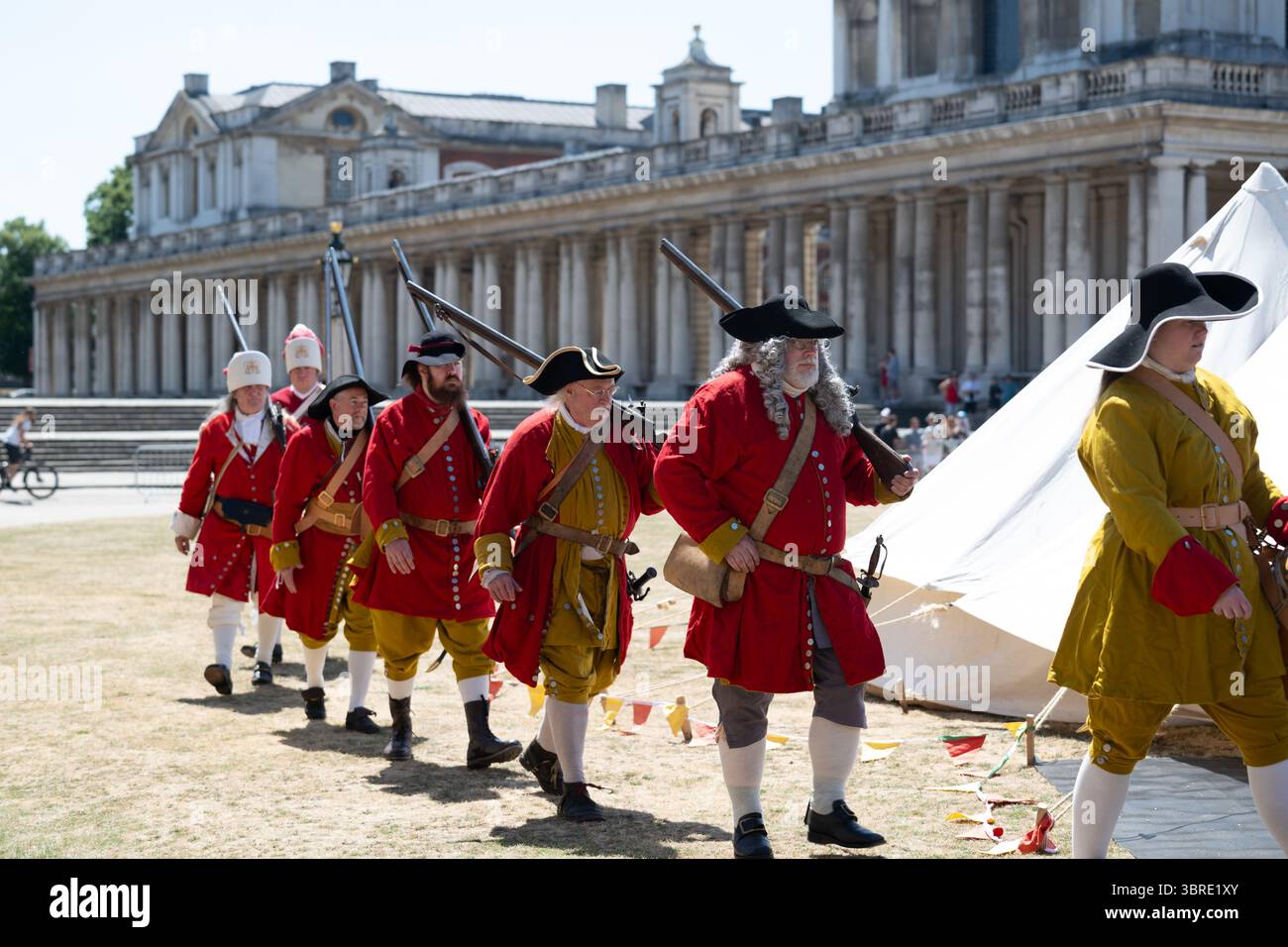 Londra, Regno Unito, 12 luglio 2025, i Pirati sciamano l'Old Royal Naval College per un fine settimana di Golden Age of Pirracy che termina il 13 luglio. Dai miti dei pirati nella sala dipinta a una dimostrazione di spada del XVIII secolo e molta musica da Green Matthews., Andrew Lalchan Photography/Alamy Live News Foto Stock
