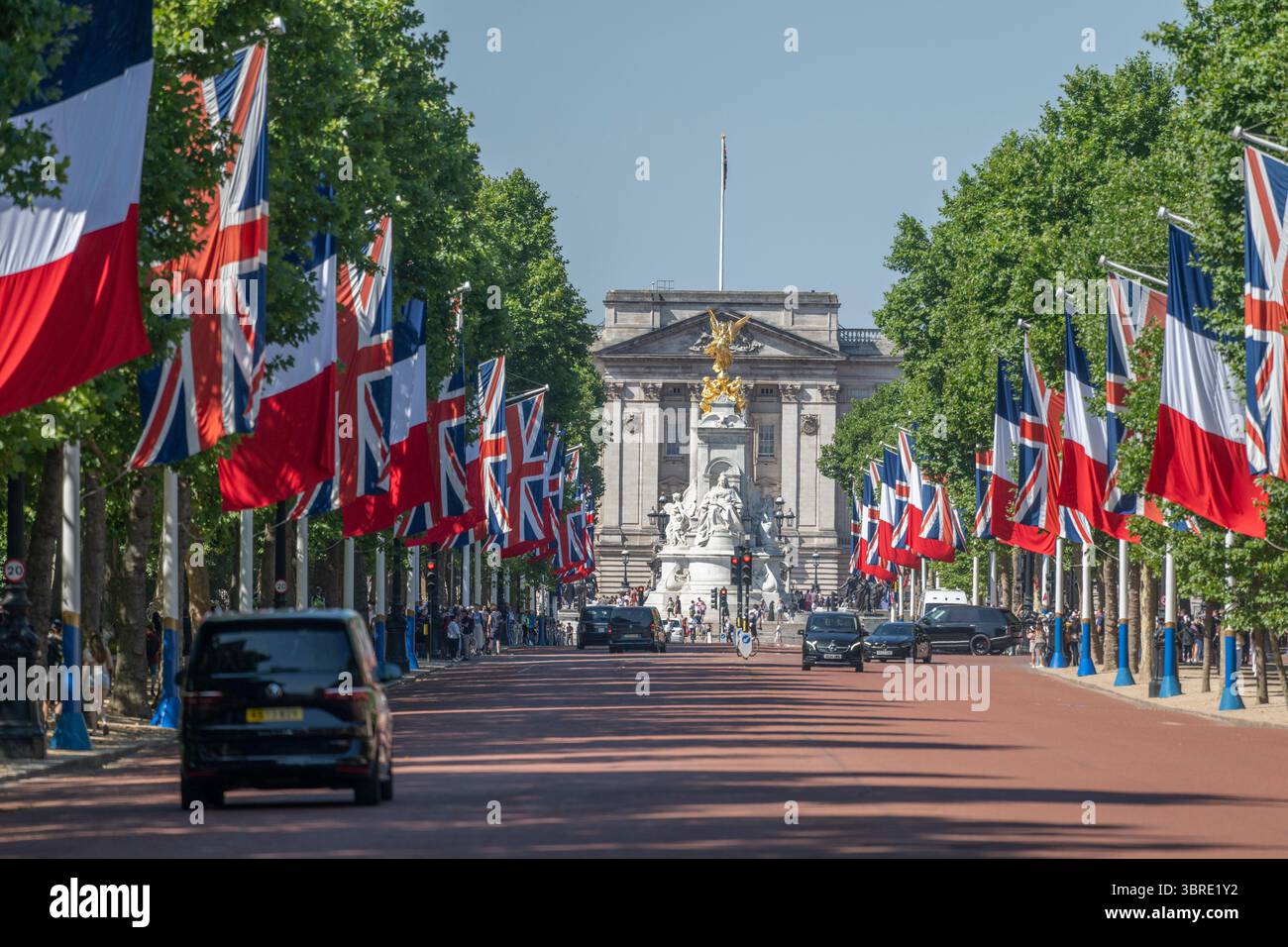 Londra, Regno Unito. Bandiere inglesi e francesi fiancheggiano il Mall nel centro di Londra per la visita del presidente francese Emmanuel Macron dal 8-10 luglio 2025. Foto Stock