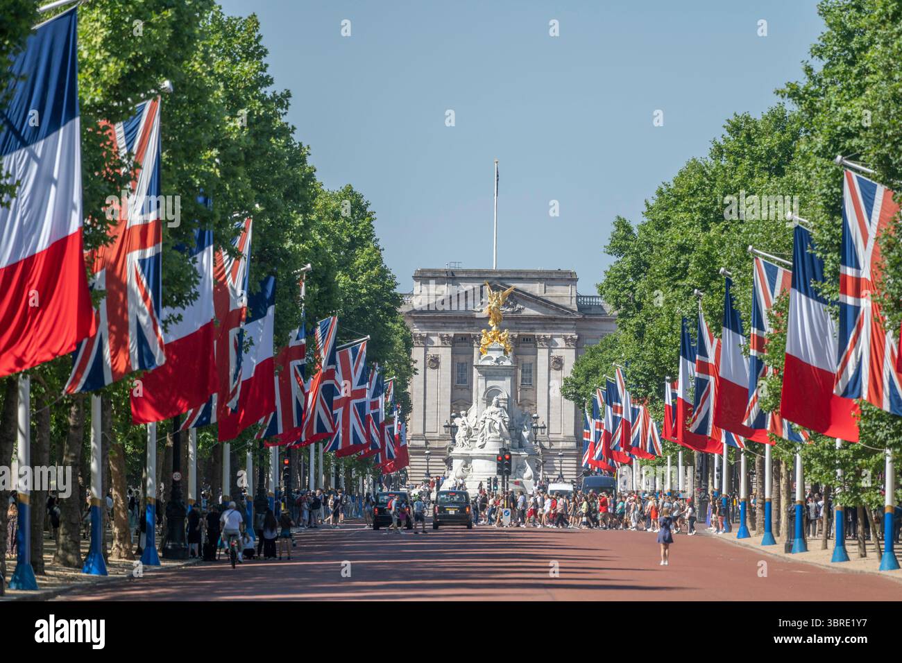 Londra, Regno Unito. Bandiere inglesi e francesi fiancheggiano il Mall nel centro di Londra per la visita del presidente francese Emmanuel Macron dal 8-10 luglio 2025. Foto Stock