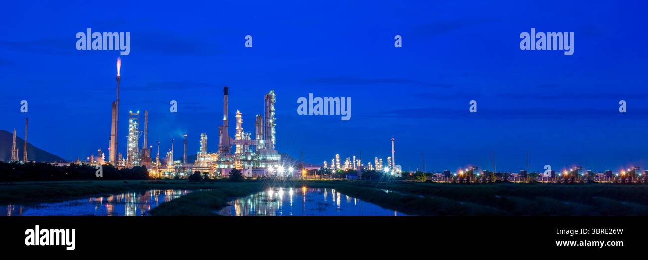 Raffineria di petrolio industria degli impianti di benzina a gas con serbatoio greggio, fornitura di benzina e fabbrica chimica. Manufa della raffineria di petrolio dell'industria pesante del combustibile al barile di petrolio Foto Stock