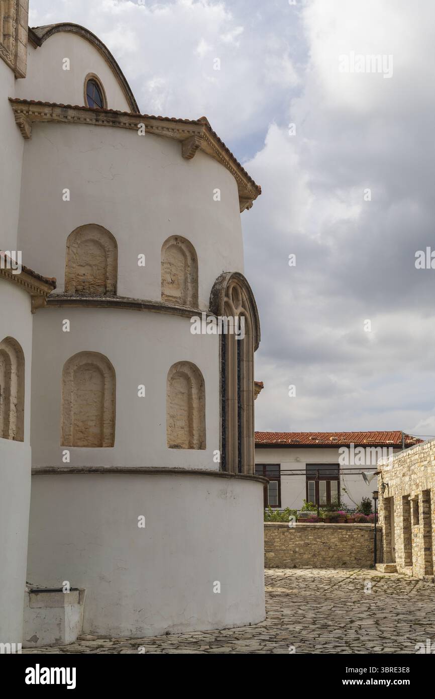 Vista di un luminoso edificio in pietra bianca con finestre ad arco sullo sfondo di un cielo nuvoloso che mette in risalto l'architettura, Pano Lefkara, Larnaca, Cy Foto Stock