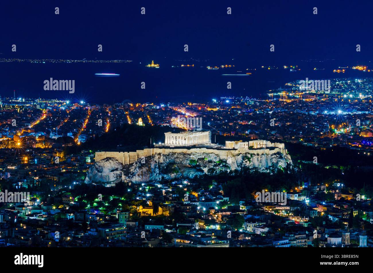 Vista serale del Partenone, dell'Acropoli e dell'Eretteo nell'ora blu ad Atene, Grecia. Questa immagine è stata scattata il 30 settembre 2020 ed era la f Foto Stock