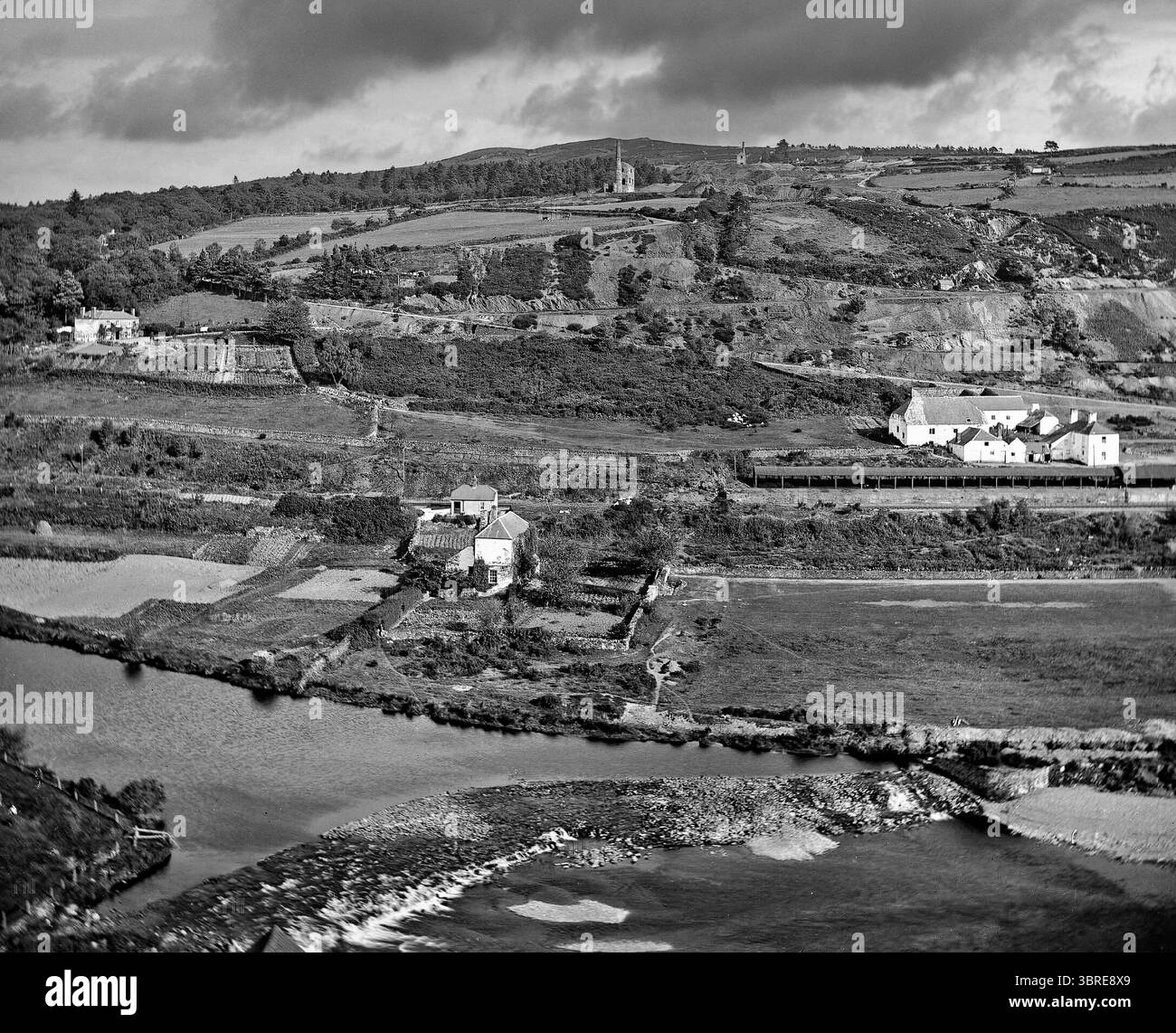 Una fotografia della fine del XIX secolo di Avoca Mines, contea di Wicklow, Irlanda, dove le miniere precedenti risalgono probabilmente all'età del bronzo. Si dice che l'estrazione del rame sia iniziata nella valle del fiume Avoca intorno al 1720 e successivamente lo zolfo, estratto dalla pirite, considerato un prodotto secondario all'estrazione del minerale di rame dalle miniere, era a volte molto redditizio diventando una componente vitale nella produzione di munizioni che la fabbrica Kynoch di Arklow utilizzò durante la prima guerra mondiale. Dalla chiusura del sito della miniera di Avoca nel 1982, il sito è caduto in rovina. Foto Stock
