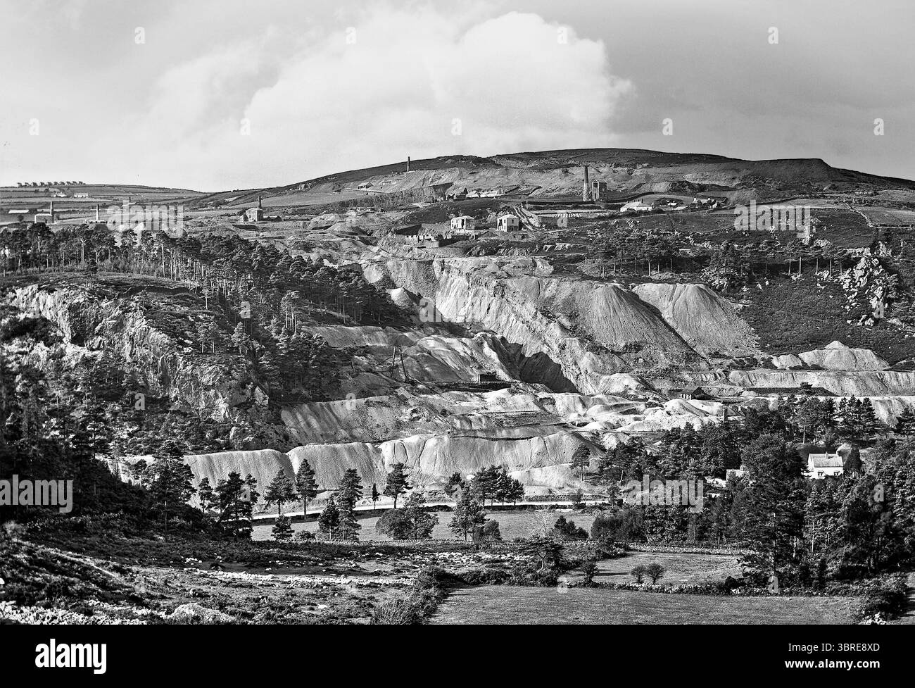 Una fotografia della fine del XIX secolo di Avoca Mines, contea di Wicklow, Irlanda, dove le miniere precedenti risalgono probabilmente all'età del bronzo. Si dice che l'estrazione del rame sia iniziata nella valle del fiume Avoca intorno al 1720 e successivamente lo zolfo, estratto dalla pirite, considerato un prodotto secondario all'estrazione del minerale di rame dalle miniere, era a volte molto redditizio diventando una componente vitale nella produzione di munizioni che la fabbrica Kynoch di Arklow utilizzò durante la prima guerra mondiale. Dalla chiusura del sito della miniera di Avoca nel 1982, il sito è caduto in rovina. Foto Stock