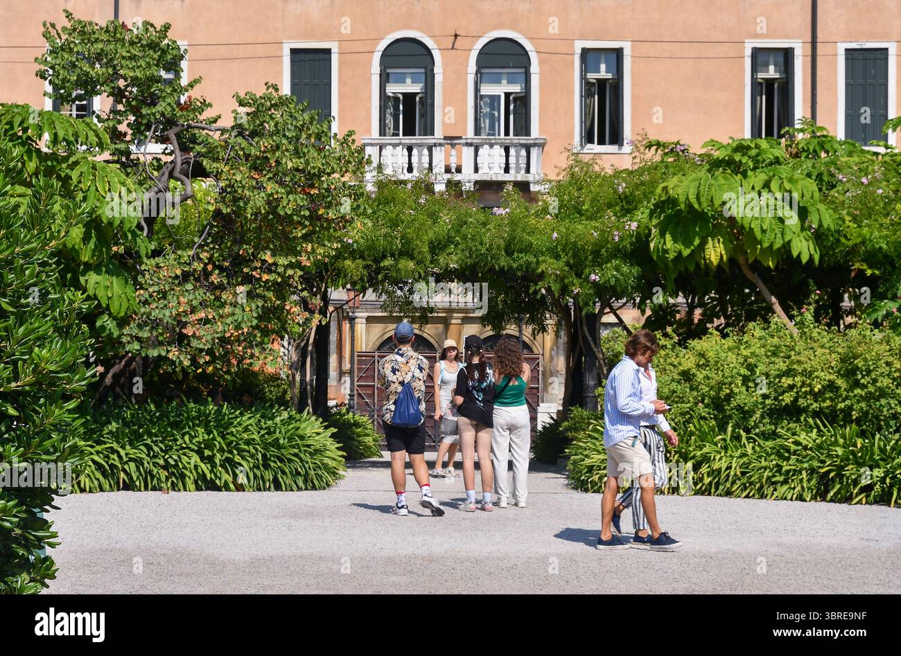 Turisti nei Giardini reali, giardino storico del palazzo delle Procuratie nuove, usato in passato come Palazzo reale da Napoleone Bonaparte, Venezia, Italia Foto Stock