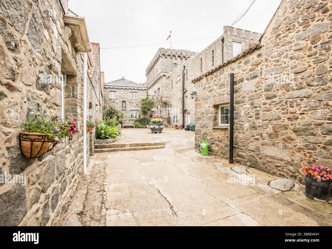 L'edificio castellatd conosciuto come 'The Manor' su Herm, le isole del Canale, precedentemente noto come 'The Mansion House' e costruito da un eccentrico aristocratico tedesco. Foto Stock