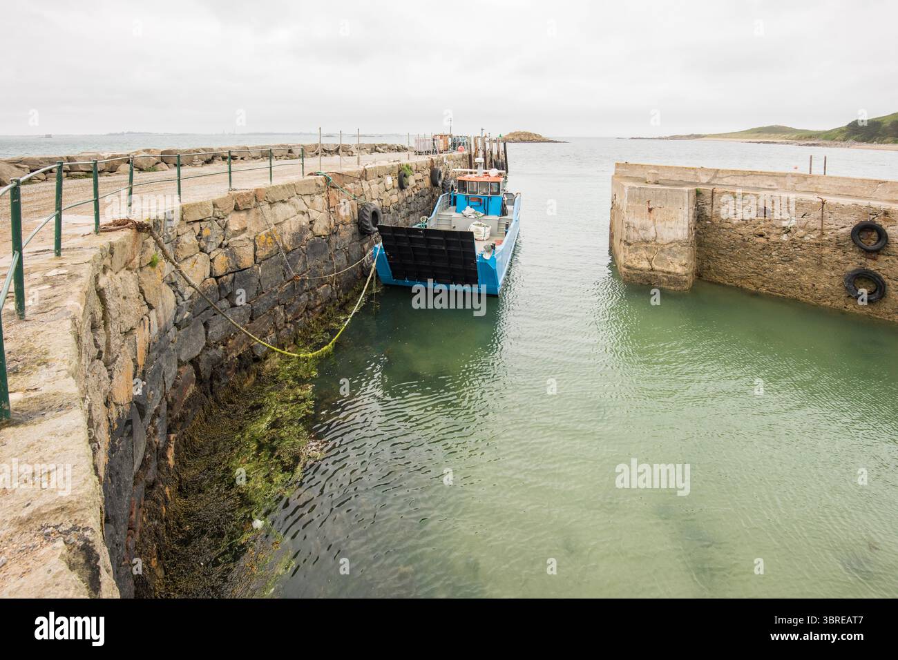 L'entrata del porto su Herm, Isole del Canale. Herm è conosciuta per il suo ambiente tranquillo e tranquillo, che offre un netto contrasto con le aree più sviluppate. Foto Stock
