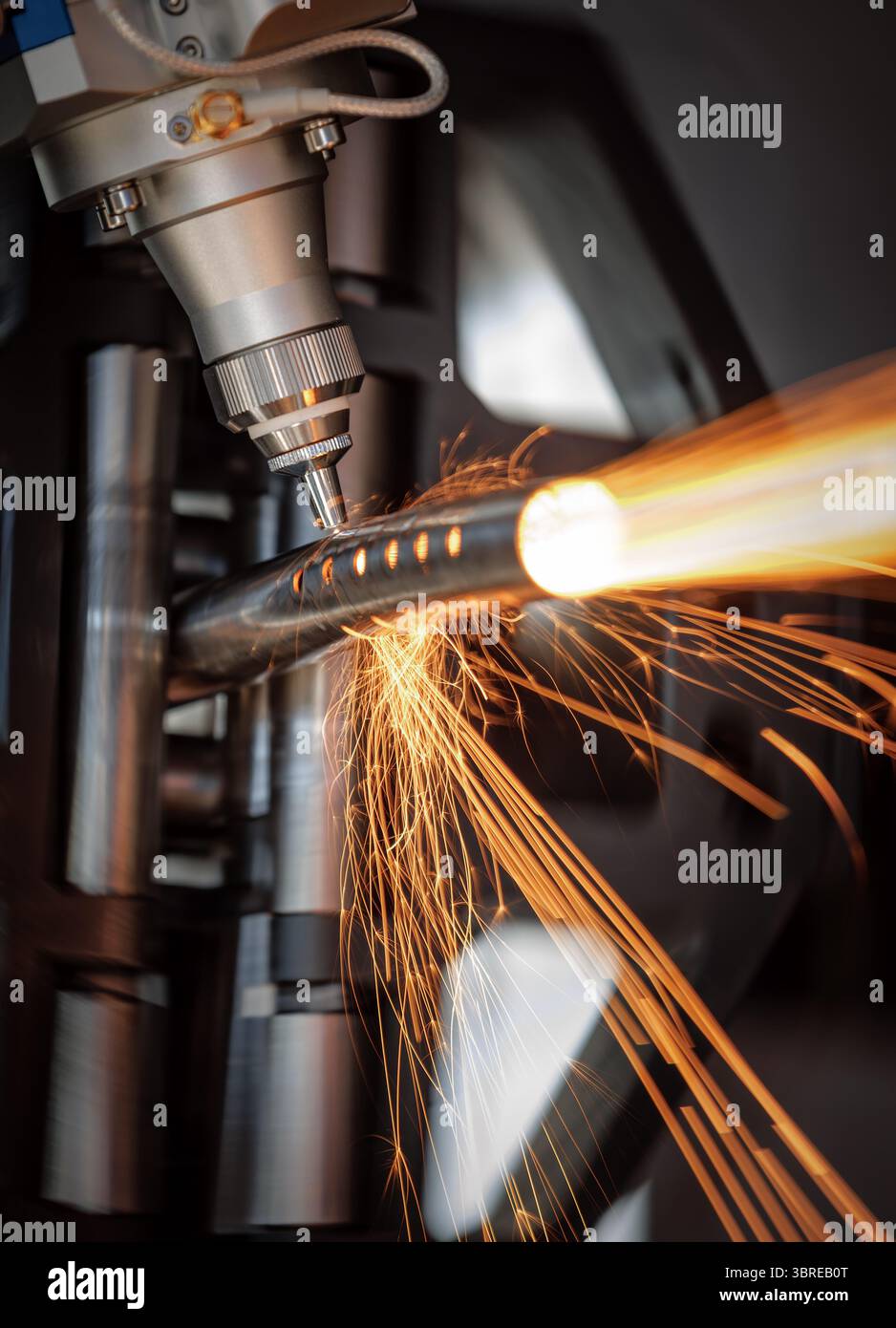 Taglio laser CNC e gas di metalli, moderna tecnologia industriale che rende dettagli industriali. L'ottica laser e il CNC vengono utilizzati per dirigere il materiale o Foto Stock