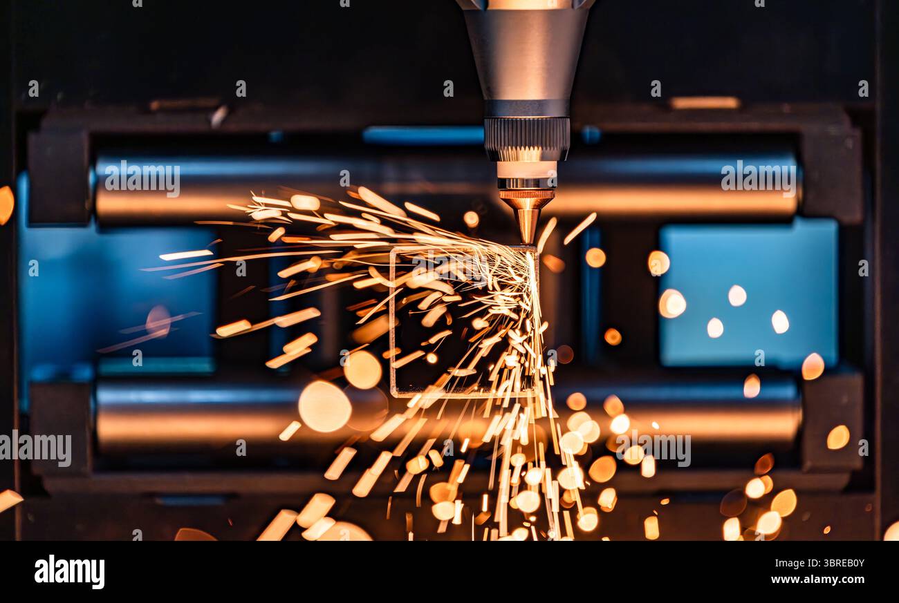 Taglio laser CNC e gas di metalli, moderna tecnologia industriale che rende dettagli industriali. L'ottica laser e il CNC vengono utilizzati per dirigere il materiale o Foto Stock