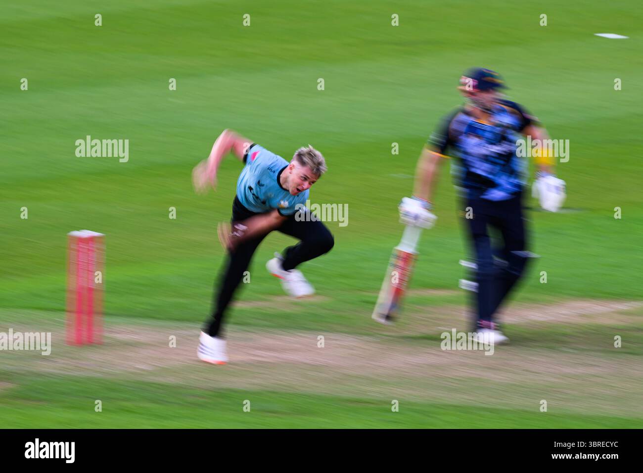 LONDRA, REGNO UNITO. 11 luglio: Sam Curran del Surrey Cricket Club (capitano) (a sinistra) in azione durante Surrey vs Glamorgan - Vitality Blast al Kia Oval Cricket Ground venerdì 11 luglio 2025 a LONDRA, REGNO UNITO. Crediti: Taka Wu/Alamy Live News Foto Stock