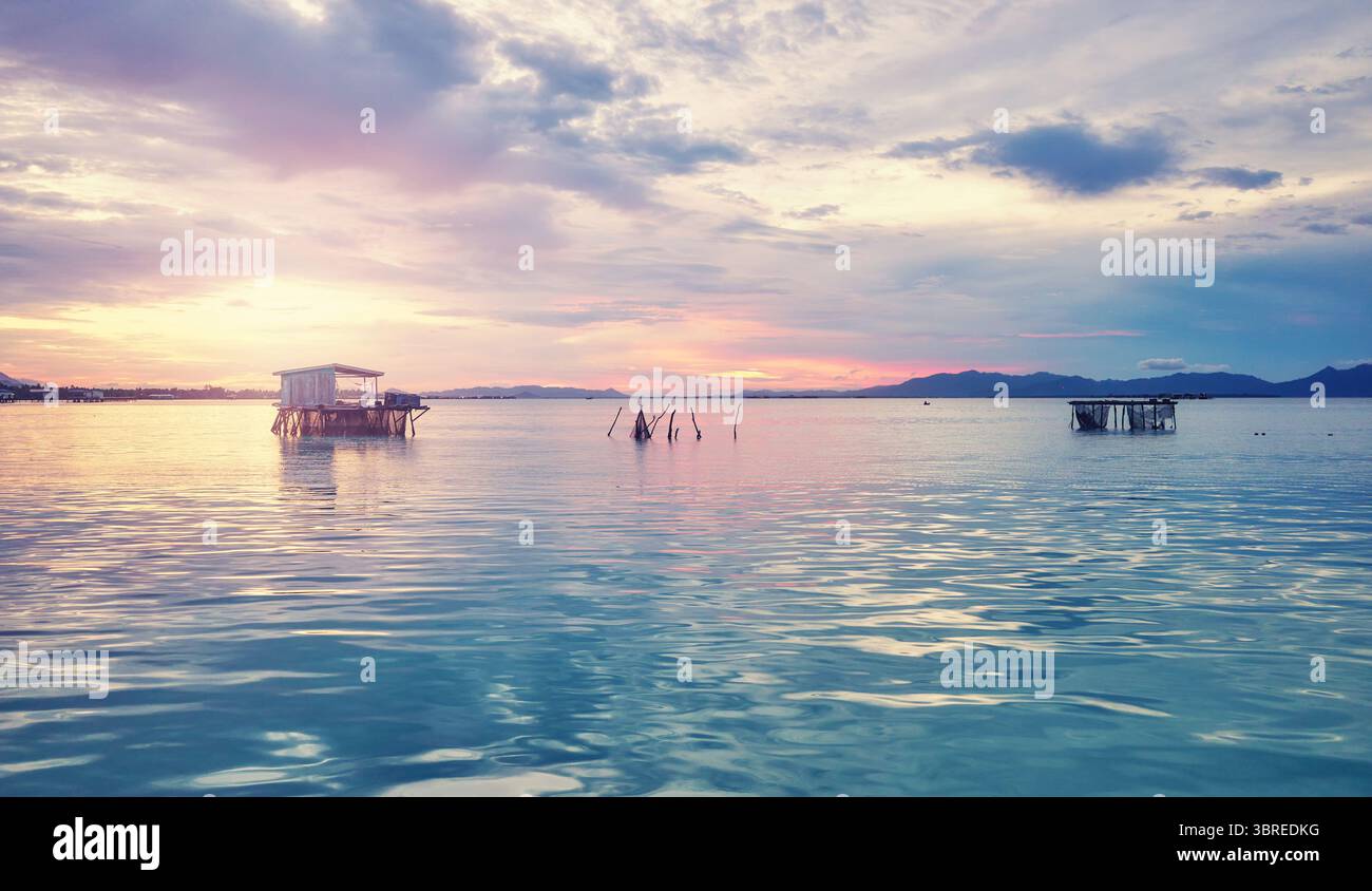 Tramonto panoramico sull'acqua, quartiere di Semporna, Borneo, Malesia. Foto Stock