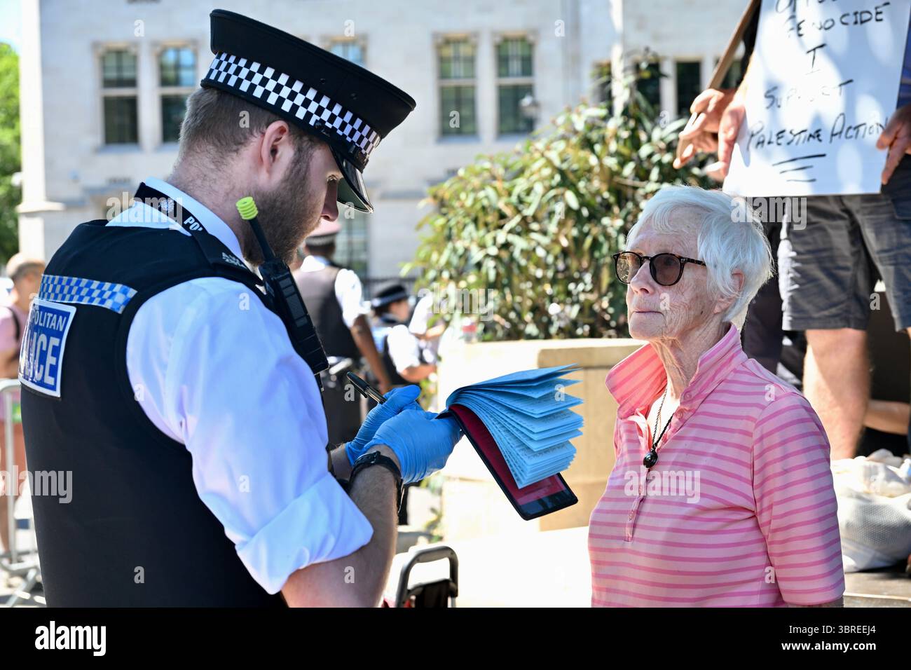 Londra, Regno Unito. Un alto manifestante affronta l'arresto con dignità. La protesta contro l'azione palestinese nella piazza del Parlamento. L’azione palestinese è stata dichiarata un’organizzazione terroristica ai sensi delle leggi antiterrorismo, con i manifestanti pro Palestina che rischiano di essere arrestati. Crediti: michael melia/Alamy Live News Foto Stock