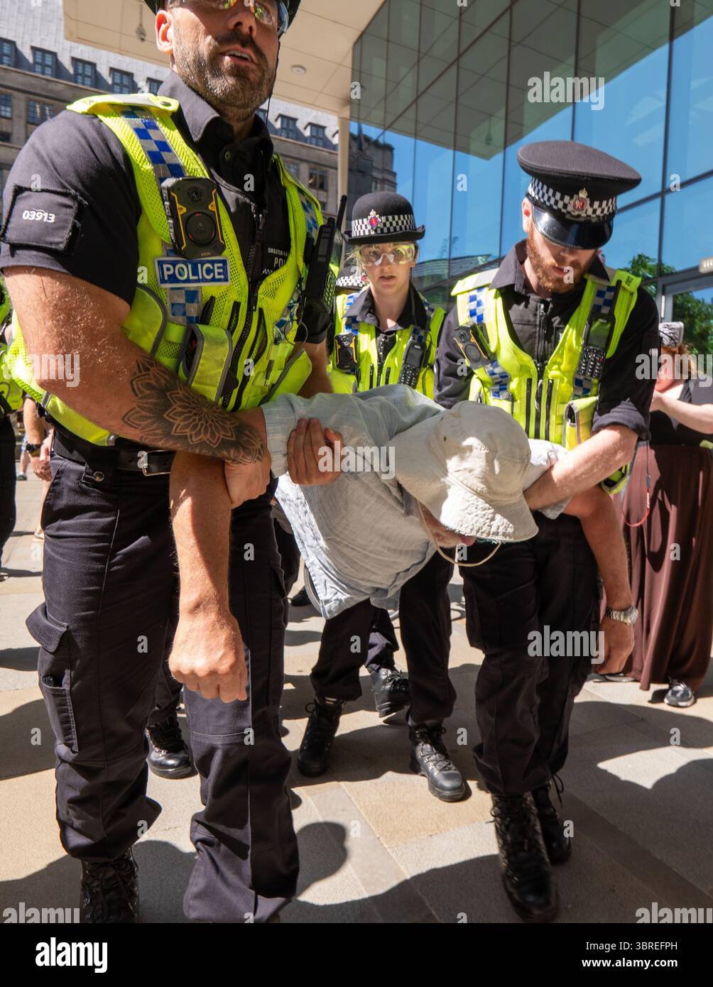 Palestine Action arresta Manchester UK a "difendere la nostra protesta delle giurie" a sostegno del gruppo vietato Palestine Action . Più di una dozzina di manifestanti sono stati portati via dalla polizia in furgoni dopo essere stati rimossi da una protesta in piazza San Pietro dalla statua di Emmeline Pankhurst. I parlamentari britannici hanno votato per vietare l'azione palestinese come gruppo terroristico. Alla protesta che ha portato agli arresti si sono svolti cartelli d'azione per la Palestina. Molti di quelli portati via indossavano collari per cani. Manchester Regno Unito. Credito fotografico garyrobertsphotografia Foto Stock