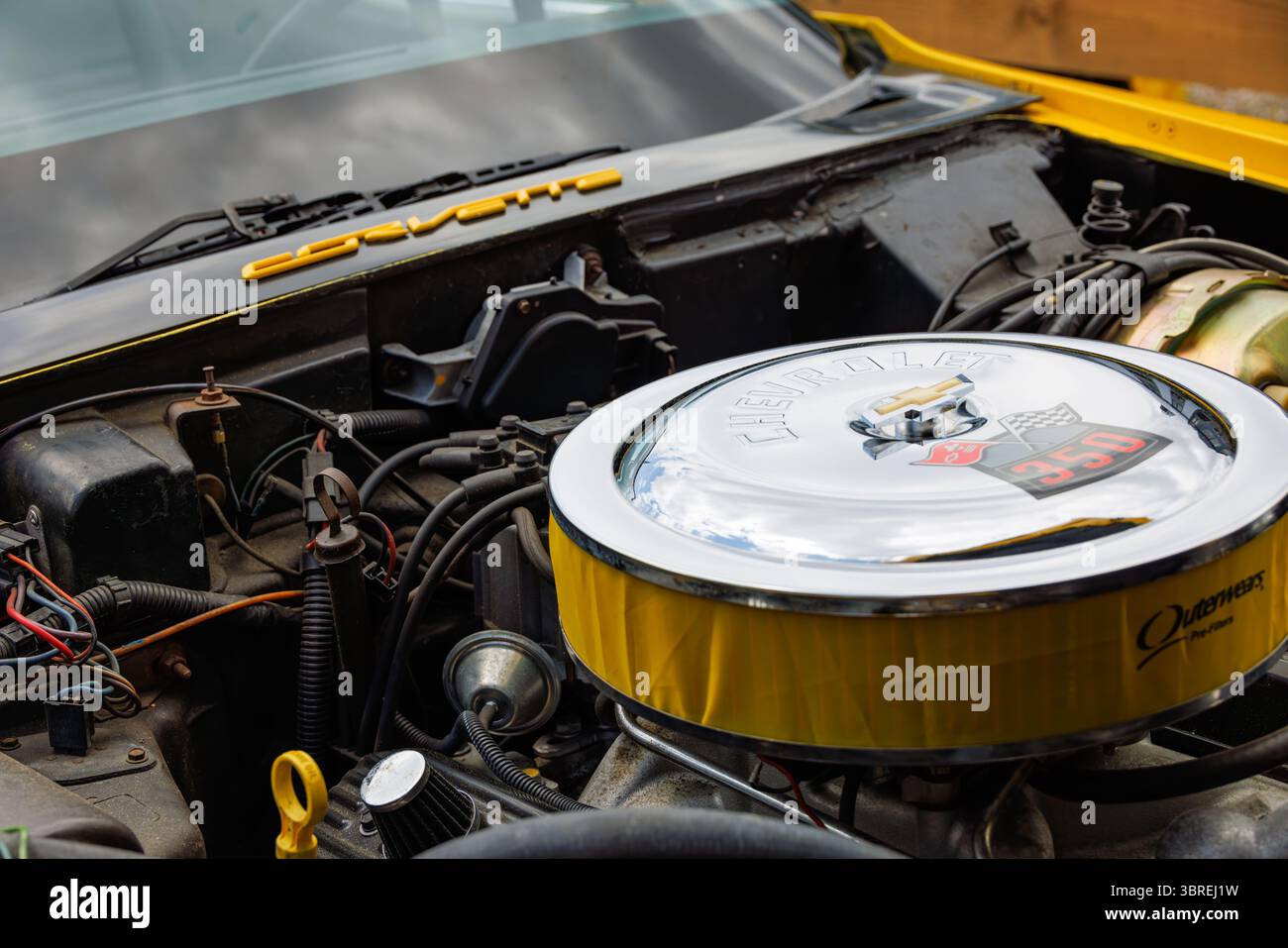 Vista ravvicinata del vano motore della Chevrolet Corvette con coperchio del filtro dell'aria cromato con logo "Turbo-Jet 350 CV". Foto Stock