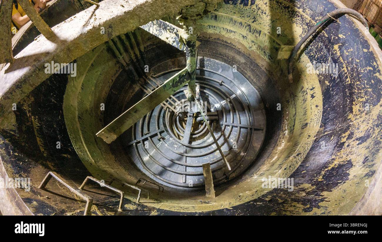 Vista dall'alto di un miscelatore di sapone industriale con lame a spirale e superfici usurate. Aleppo fabbrica tradizionale di sapone, Siria Foto Stock