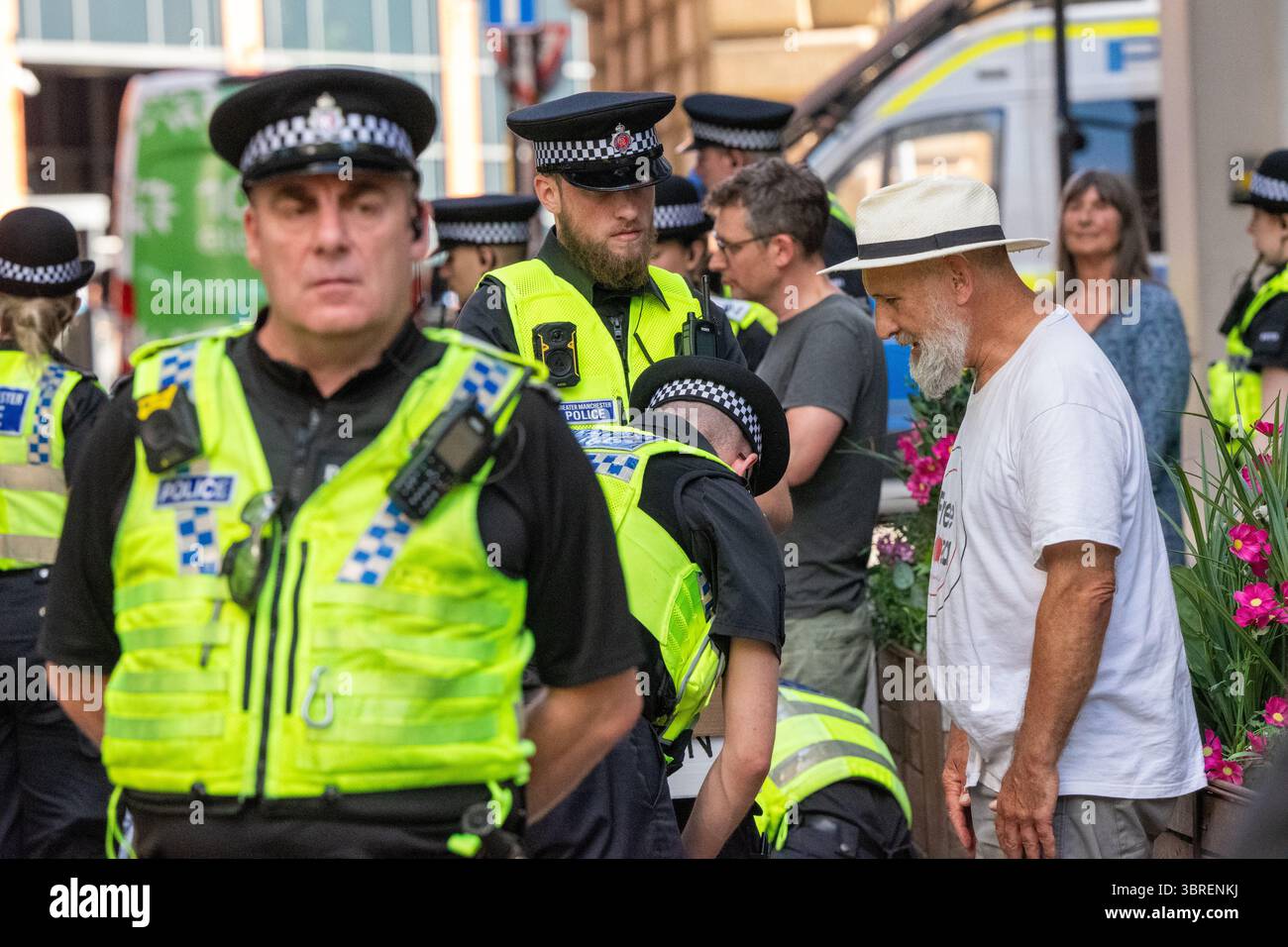 Le persone sono in attesa di essere processate dopo essere state arrestate per aver tenuto cartelli a sostegno dell'azione palestinese. Palestine Action arresta Manchester UK a "difendere la nostra protesta delle giurie" a sostegno del gruppo vietato Palestine Action . Più di una dozzina di manifestanti sono stati portati via dalla polizia in furgoni dopo essere stati rimossi da una protesta in piazza San Pietro dalla statua di Emmeline Pankhurst. I parlamentari britannici hanno votato per vietare l'azione palestinese come gruppo terroristico. Alla protesta che ha portato agli arresti si sono svolti cartelli d'azione per la Palestina. Molti di quelli portati via indossavano collari per cani. Manchester Regno Unito. Credito per immagini garyrobertsp Foto Stock