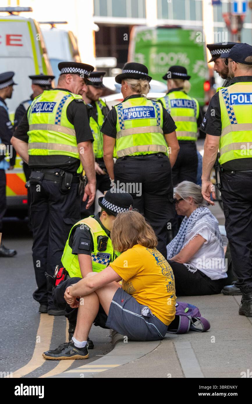 Le persone sono in attesa di essere processate dopo essere state arrestate per aver tenuto cartelli a sostegno dell'azione palestinese. Palestine Action arresta Manchester UK a "difendere la nostra protesta delle giurie" a sostegno del gruppo vietato Palestine Action . Più di una dozzina di manifestanti sono stati portati via dalla polizia in furgoni dopo essere stati rimossi da una protesta in piazza San Pietro dalla statua di Emmeline Pankhurst. I parlamentari britannici hanno votato per vietare l'azione palestinese come gruppo terroristico. Alla protesta che ha portato agli arresti si sono svolti cartelli d'azione per la Palestina. Molti di quelli portati via indossavano collari per cani. Manchester Regno Unito. Credito per immagini garyrobertsp Foto Stock