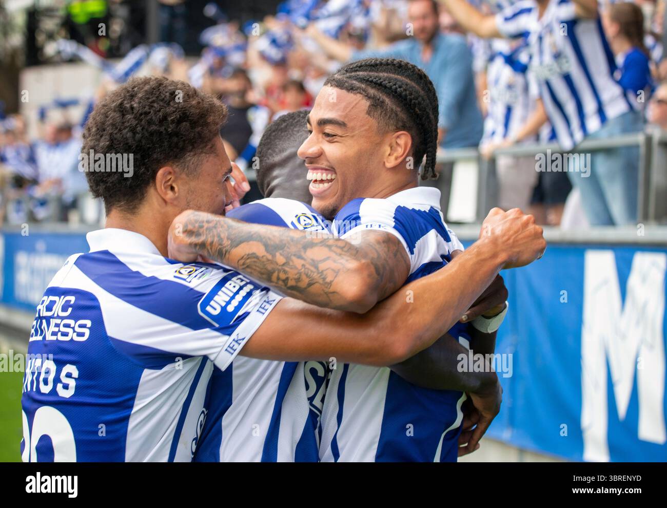 Gothenburg, Svezia. 12 luglio 2025. Sebastian Clemmensen (7) e Thomas Santos (29) insieme agli altri giocatori dell'IFK Gothenburg festeggiano il gol per il 1-0 nel primo tempo della partita tra l'IFK Gothenburg e L'IF Elfsborg in Allsvenskan a Gamla Ullevi. Crediti: Per Ljung/Alamy Live News Foto Stock