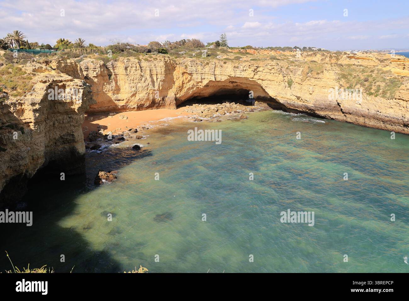 Arco roccioso sulla scogliera nella baia di Ponta Pequena Beach, Algarve, Albufeira, Portogallo Foto Stock