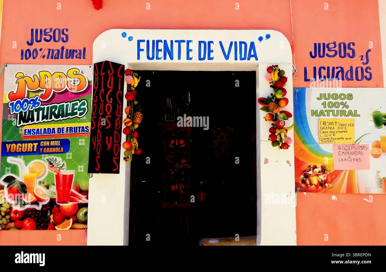 Una facciata tradizionale messicana dipinta in colori vivaci, che mostra ricchezza culturale ed espressione gioiosa Foto Stock