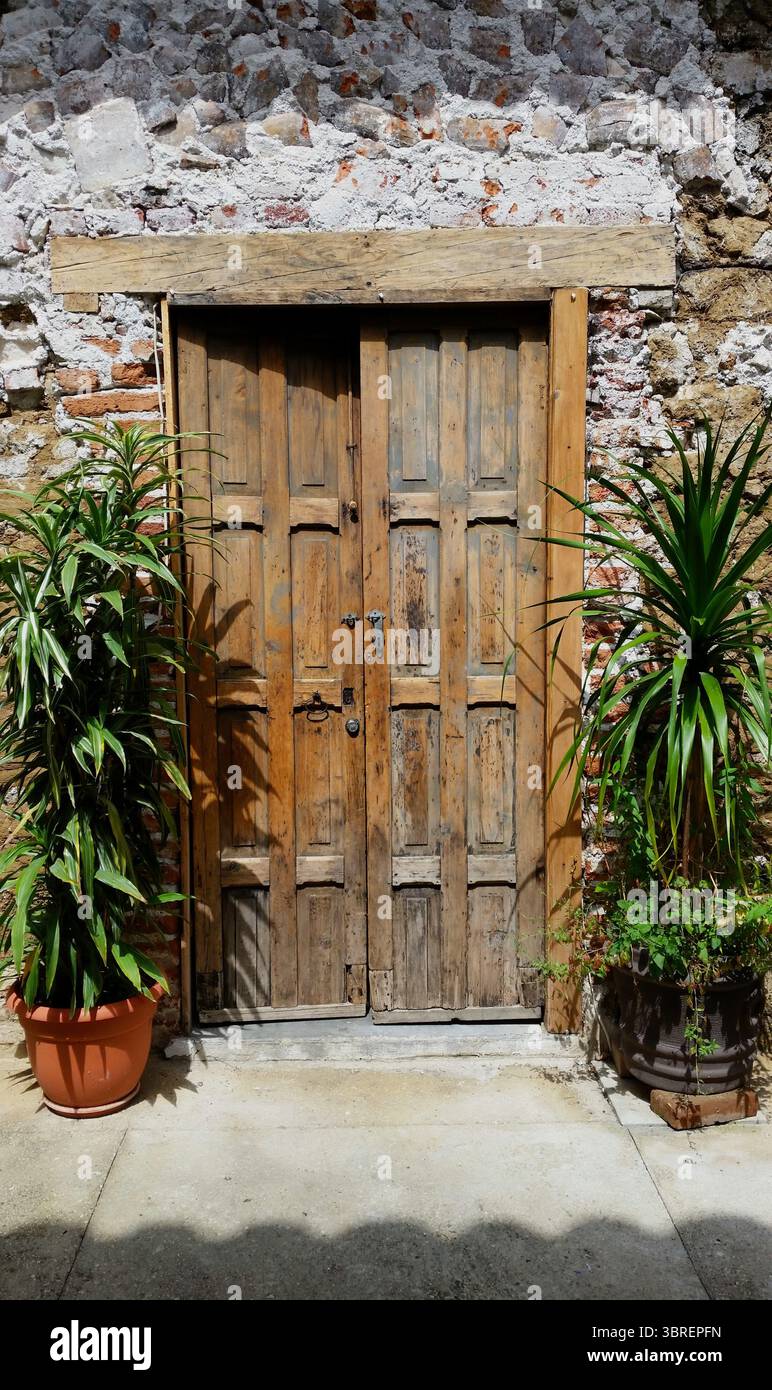 tipiche porte d'ingresso decorative di san cristobal de las casas, messico Foto Stock