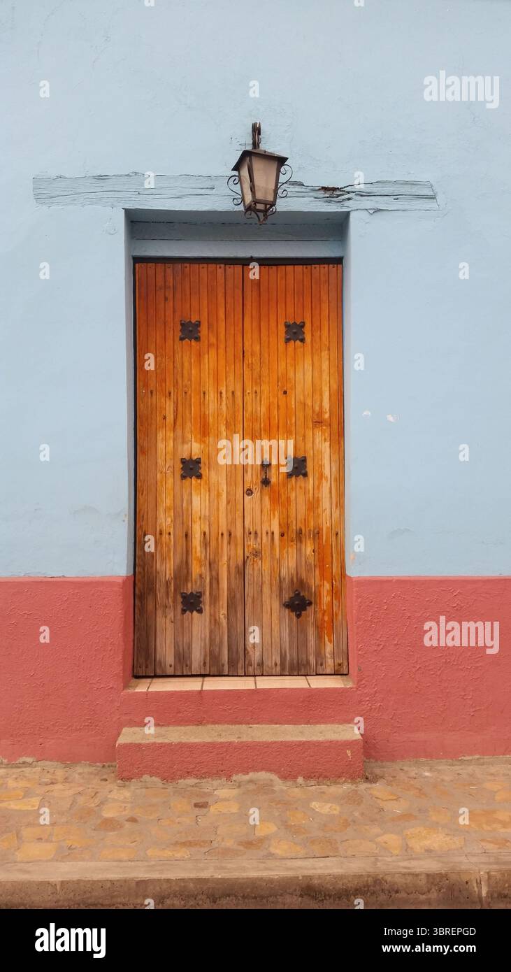 tipiche porte d'ingresso decorative di san cristobal de las casas, messico Foto Stock
