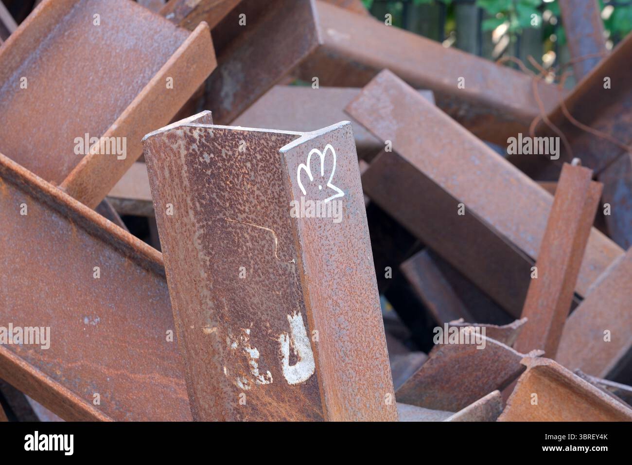 Le strutture metalliche decomposte si trovano in una disposizione caotica che mostra ruggine. Foto Stock
