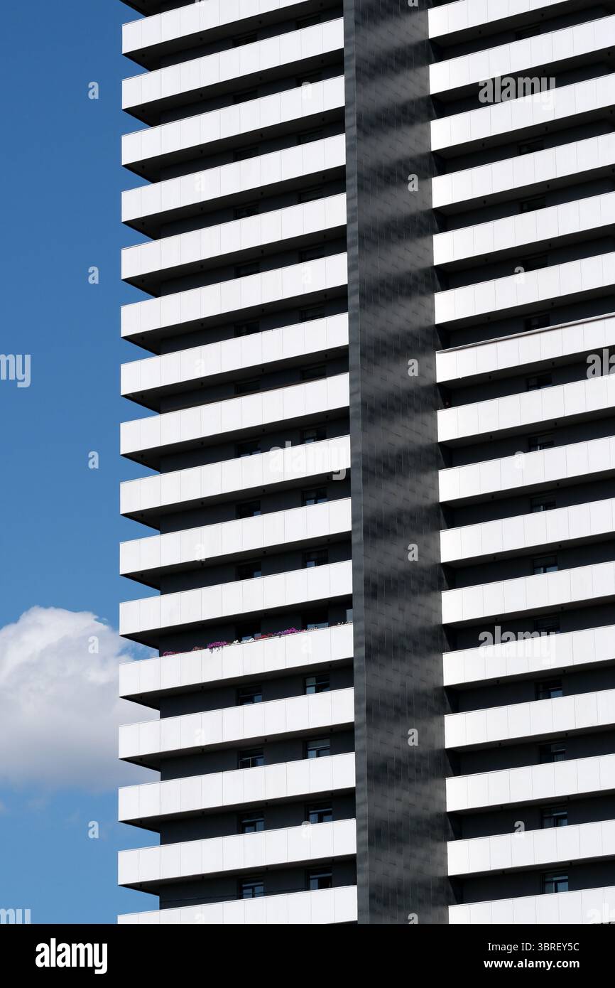 Questo suggestivo edificio presenta linee audaci e colori contrastanti contro le nuvole. Foto Stock