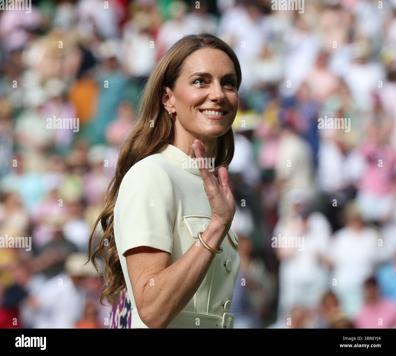 Londra, Regno Unito. 12 luglio 2025. Catherine, Principessa di Galles, ondata ai Campionati di Wimbledon 2025 per la finale femminile dei singoli a Londra, sabato 12 luglio 2025. Foto di Hugo Philpott/UPI credito: UPI/Alamy Live News Foto Stock