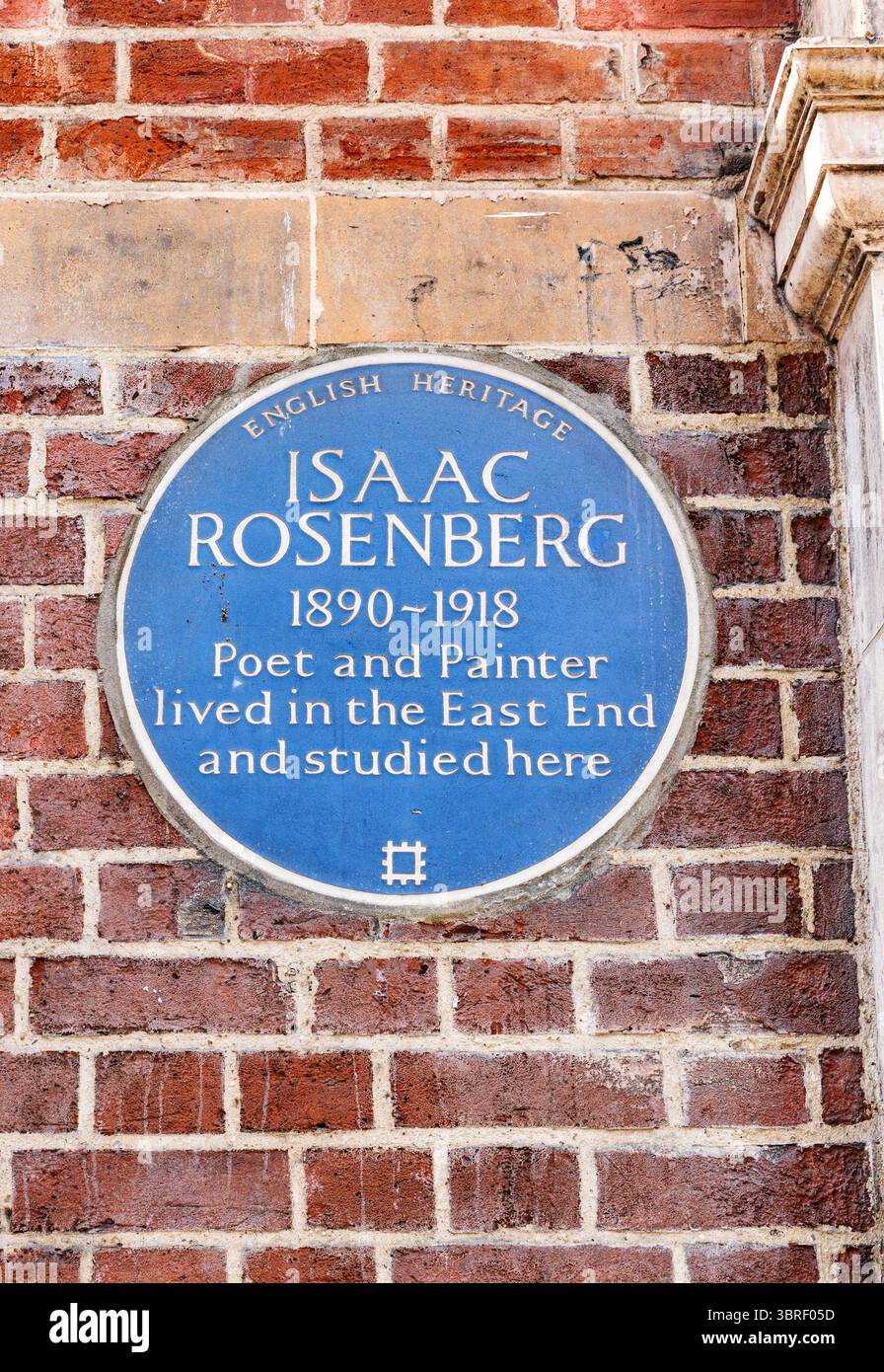 Targa blu in onore del poeta e artista di guerra Isaac Rosenberg vicino all'ingresso della stazione di Aldgate East, Whitechapel, East London, Regno Unito Foto Stock
