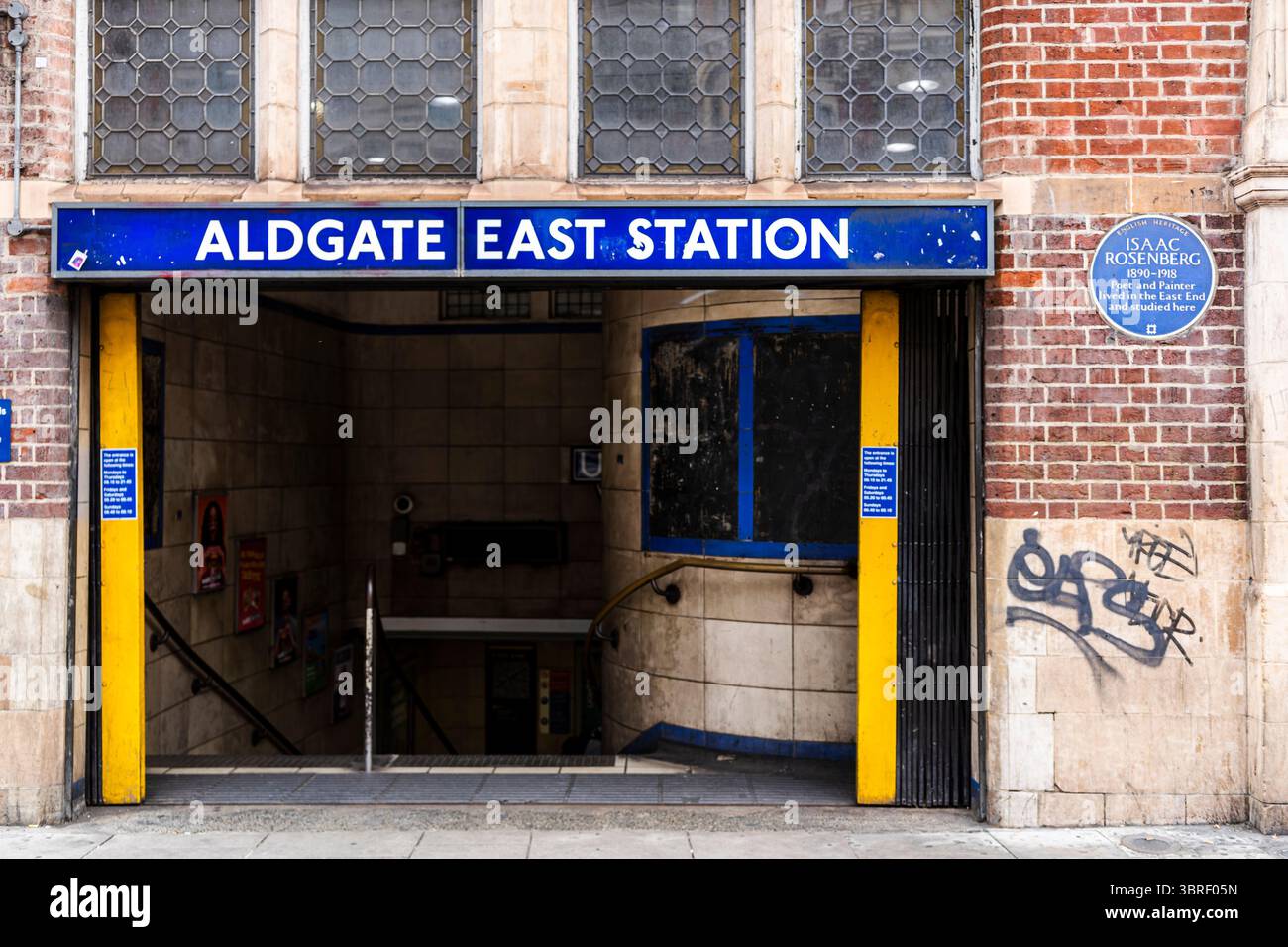 Ingresso alla stazione Aldgate East di Whitechapel, servita dalle linee District e Hammersmith & City, storica fermata della metropolitana East London, Londra, Regno Unito Foto Stock