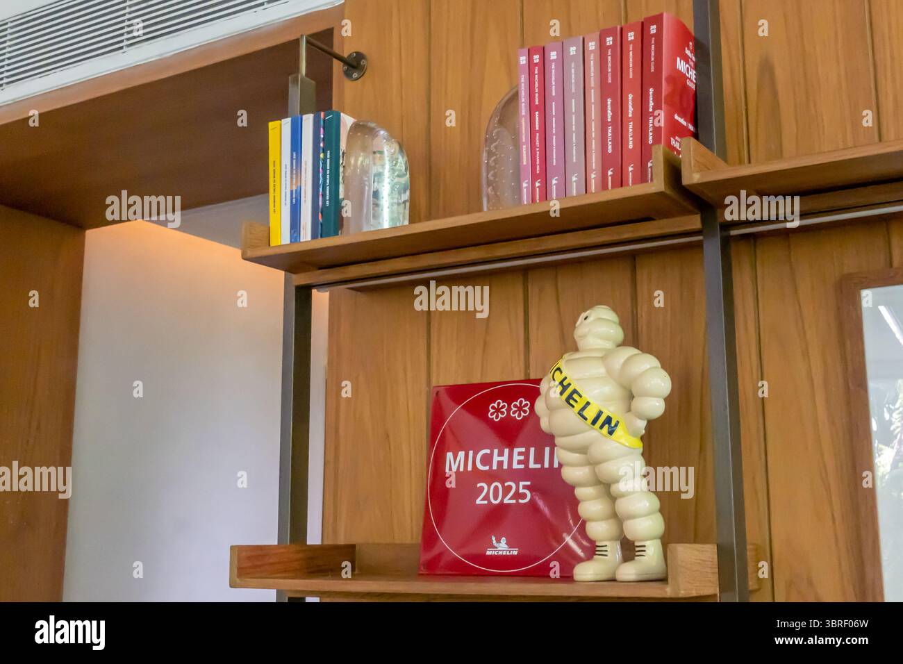 Personaggio Michelin, insegna Michelin a 2 stelle Michelin sullo scaffale, ristorante Sühring a Yan Nawa, Bangkok, Thailandia Foto Stock