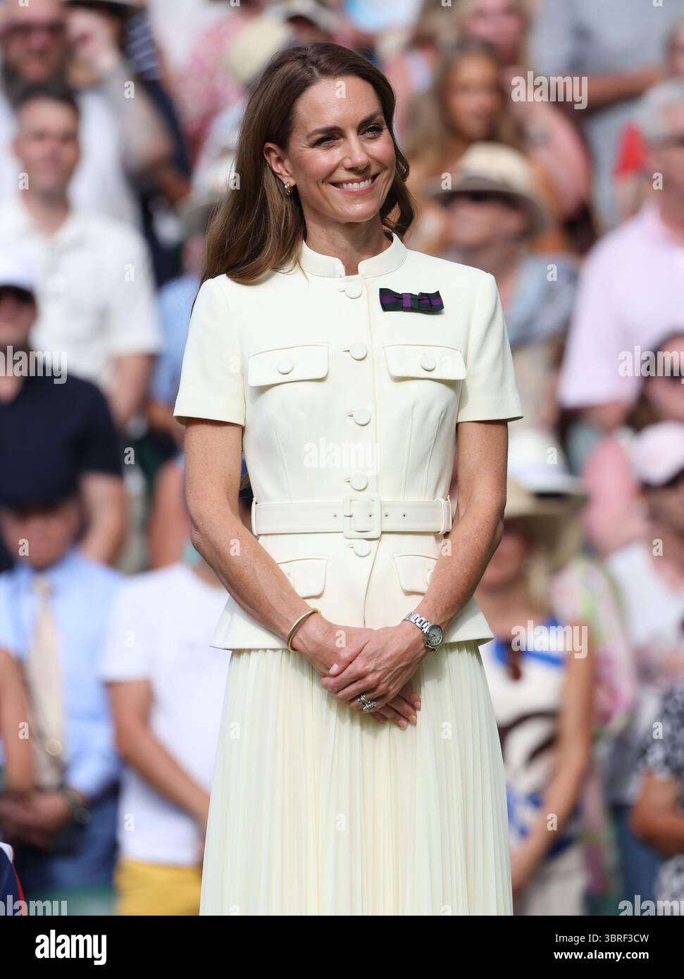 Londra, Regno Unito. 12 luglio 2025. Catherine, Principessa di Galles, detiene il trofeo delle vincitrici ai Campionati di Wimbledon 2025 per la finale delle donne a Londra, sabato 12 luglio 2025. Foto di Hugo Philpott/UPI credito: UPI/Alamy Live News Foto Stock