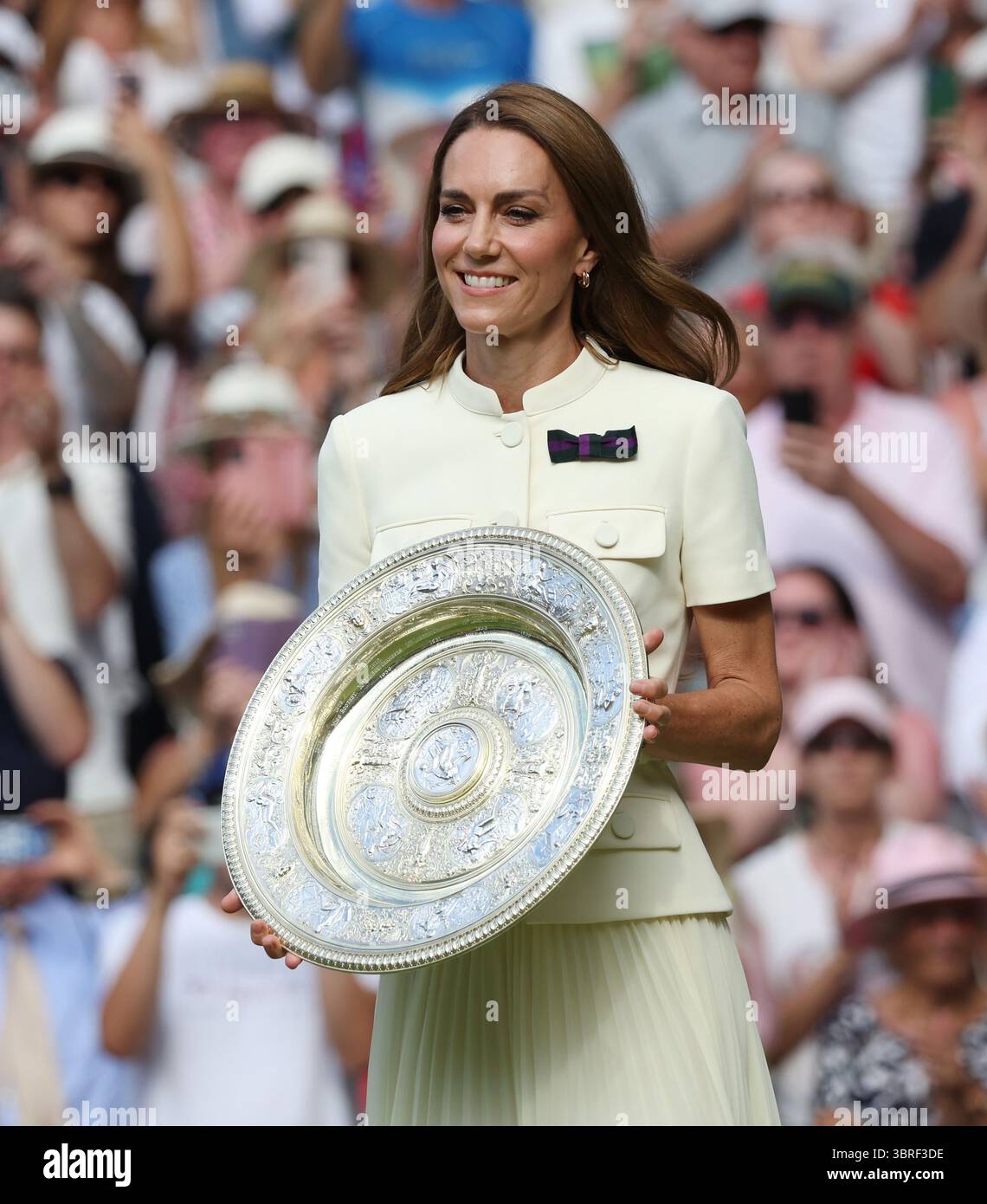 Londra, Regno Unito. 12 luglio 2025. Catherine, Principessa di Galles, detiene il trofeo delle vincitrici ai Campionati di Wimbledon 2025 per la finale delle donne a Londra, sabato 12 luglio 2025. Foto di Hugo Philpott/UPI credito: UPI/Alamy Live News Foto Stock