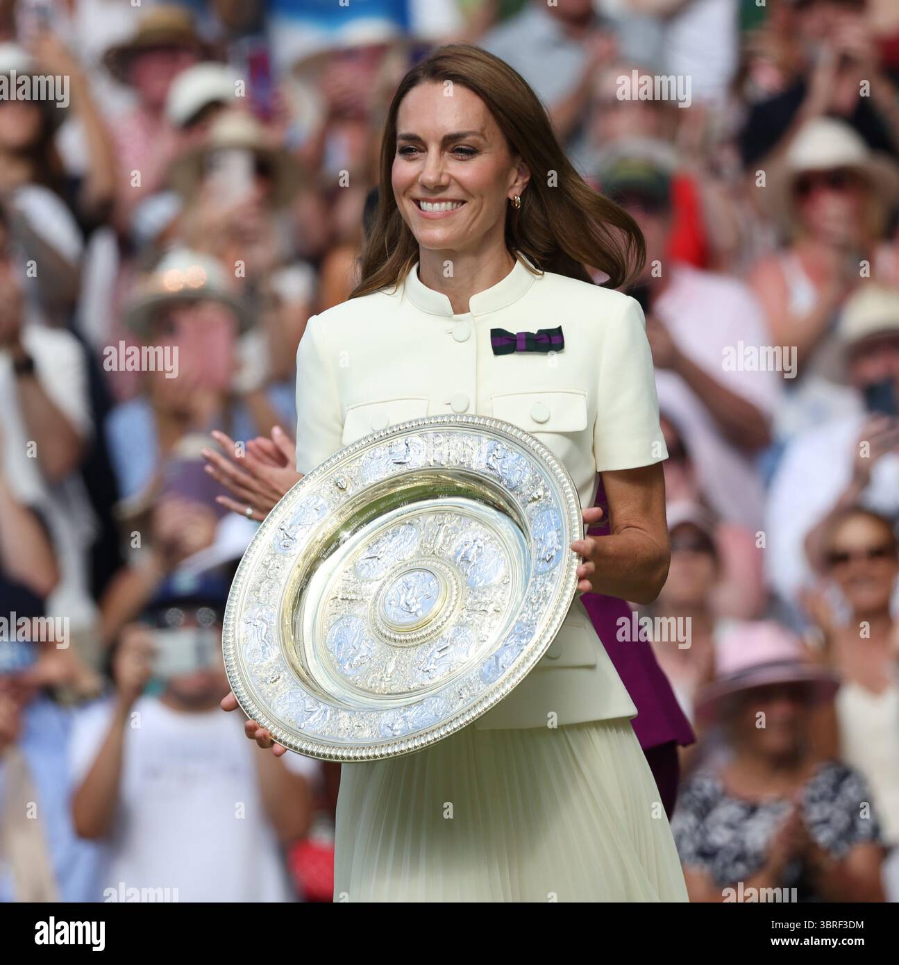 Londra, Regno Unito. 12 luglio 2025. Catherine, Principessa di Galles, detiene il trofeo delle vincitrici ai Campionati di Wimbledon 2025 per la finale delle donne a Londra, sabato 12 luglio 2025. Foto di Hugo Philpott/UPI credito: UPI/Alamy Live News Foto Stock
