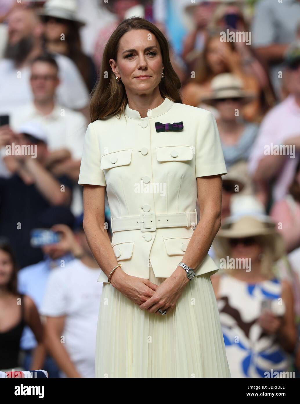 Londra, Regno Unito. 12 luglio 2025. Catherine, Principessa di Galles, detiene il trofeo delle vincitrici ai Campionati di Wimbledon 2025 per la finale delle donne a Londra, sabato 12 luglio 2025. Foto di Hugo Philpott/UPI credito: UPI/Alamy Live News Foto Stock