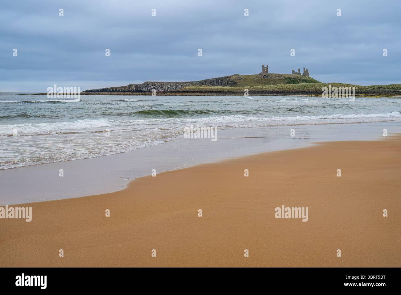 Embleton Bay che conduce al castello di Dunstanburgh, Northumberland Foto Stock